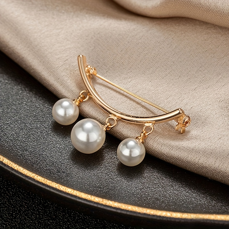 

1pc Elegant Gold-tone Pearl Brooch, V-neck Dress Accessory, Anti-light Exposed Clothing Safety Pin, Women's Decorative Collar Pin, Stylish Cardigan Fastener.