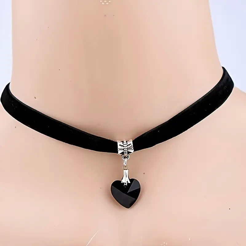 

Black Velvet Choker Necklace With Luxury Gothic Peach Heart Pendant, Y2k Fashion Style Jewelry Ideal For Daily Wear & Holiday Gifts