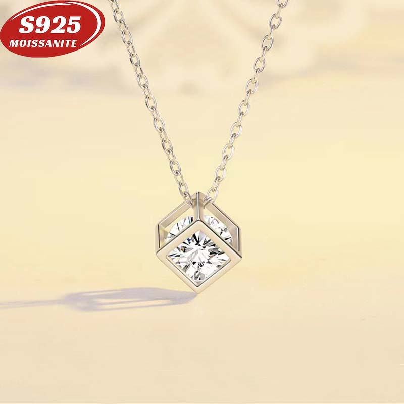 

Collier Pendentif LOVESSOM Élégant de 1 Carat en Moissanite Sterling 925 - Design Géométrique Chic, Idéal pour l'Élégance Quotidienne & les Spéciales, Cadeau pour les Êtres Chers, Boîte Cadeau Incluse