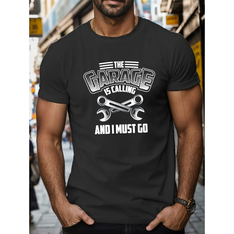 

Garage Is Calling And I Must Go Alphabet Print Crew Neck Short Sleeve T-shirt For Men, Casual Summer T-shirt For Daily Wear And Vacation Resorts