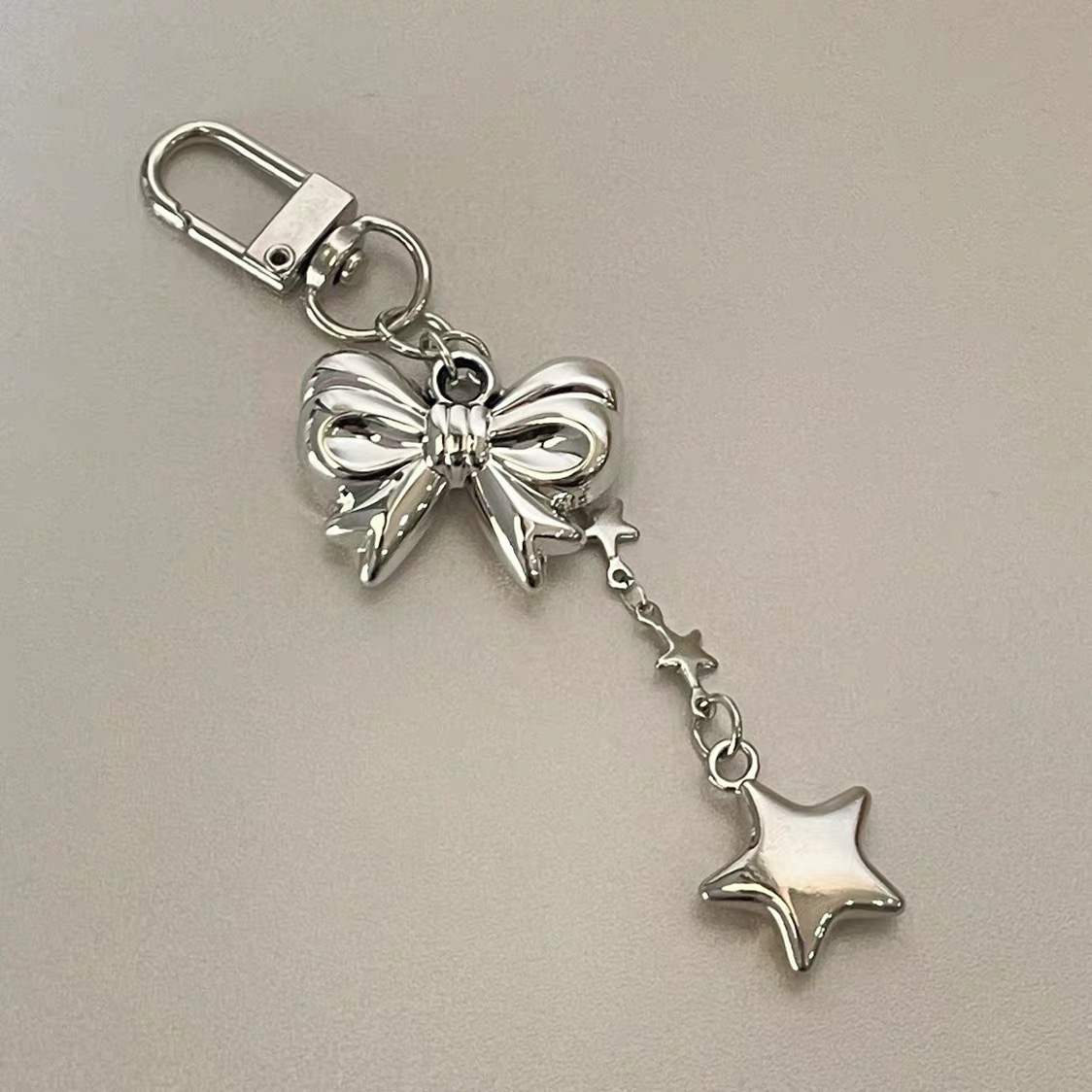 

1pc Alloy Bowknot & Star Keychain, Fashionable Silvery Long Chain Key Ring, Ladies' Car Key Chain, Birthday Festival Gift, Bag & Purse Decoration