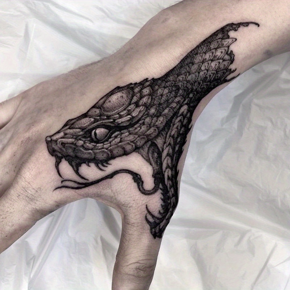 Mesmerizing New Serpentine Tattoos by Mirko Sata — Colossal, image size:1000x1000