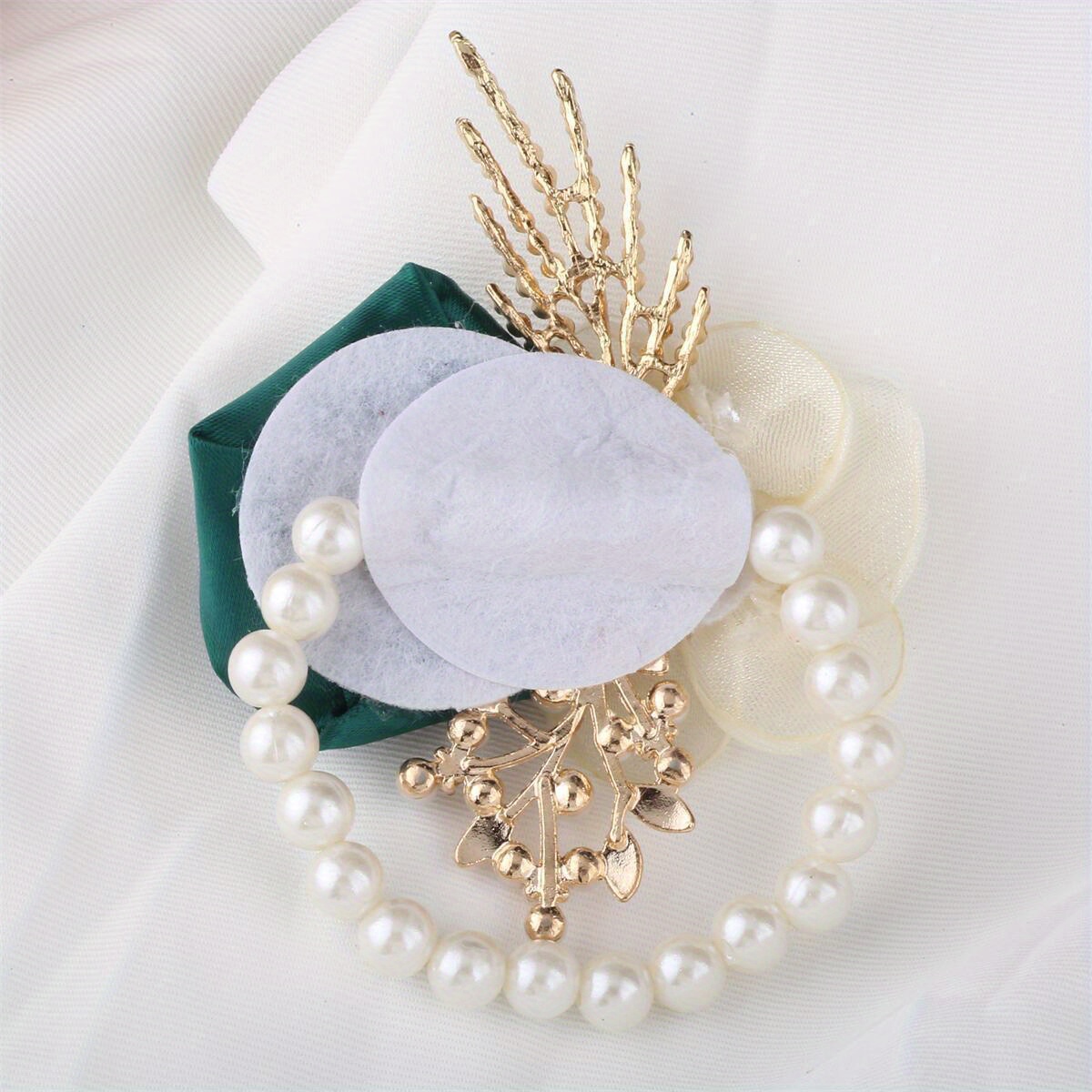 zamonaviy to'y boutonniere kremsi va zümrüd ipak gulchambarlar, kristal aksessuarlar bilan va kelinning yoki maxsus tadbirlar tafsilotlari 2