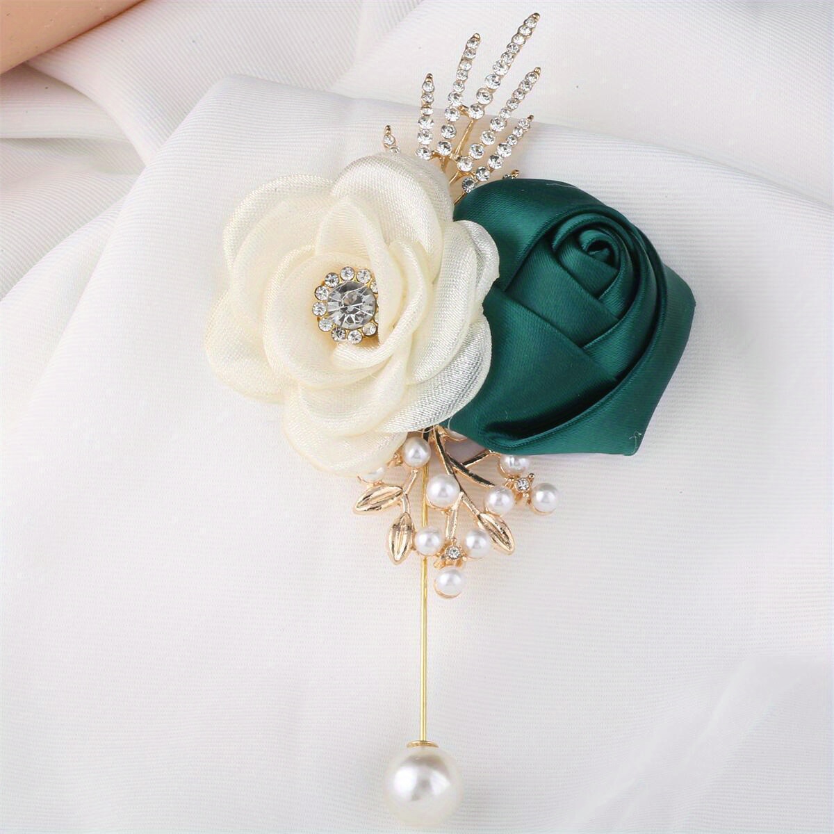 zamonaviy to'y boutonniere kremsi va zümrüd ipak gullari, kristal aksessuarlar bilan va kelinning yoki maxsus tadbirlar tafsilotlari 6