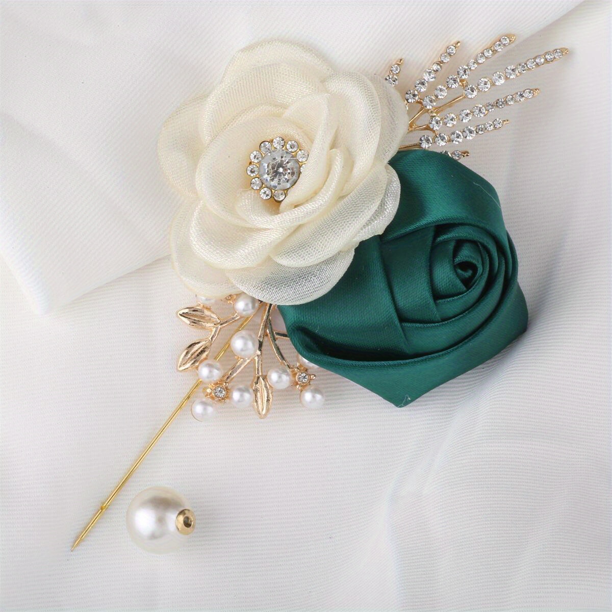 zamonaviy to'y boutonniere kremsi va zümrüd ipak gulchambarlar, kristal aksessuarlar bilan va kelinning yoki maxsus tadbirlar tafsilotlari 8