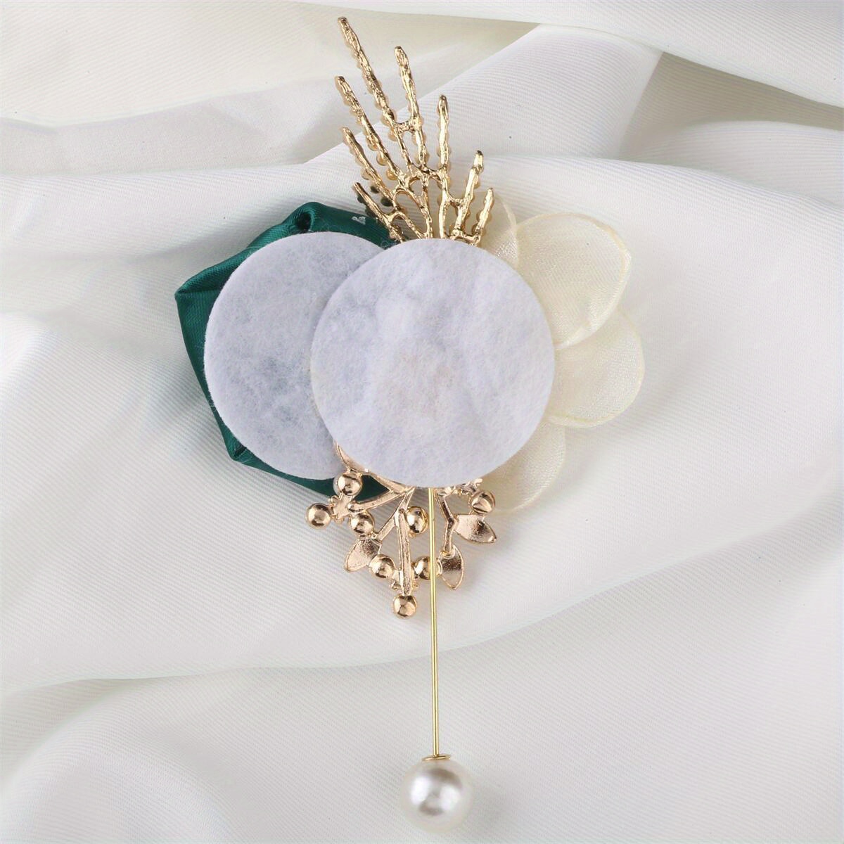 zamonaviy to'y boutonniere kremsi va zümrüd ipak gulchambarlar, kristal aksessuarlar bilan va kelinning yoki maxsus tadbirlar tafsilotlari 9