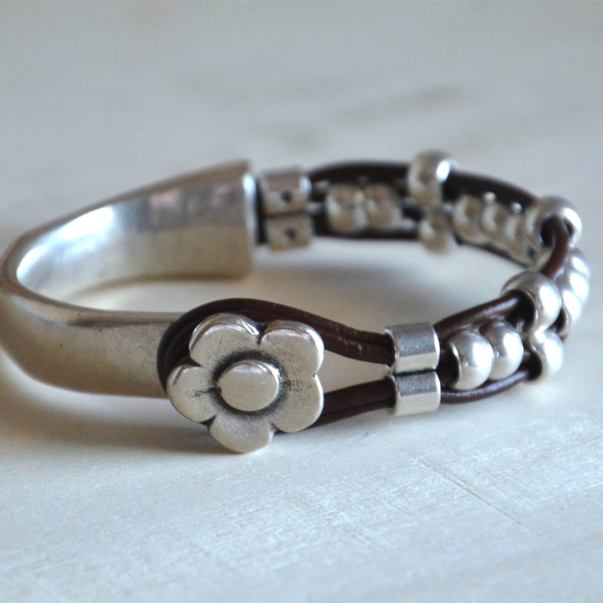 

Bohemian Flower Pattern Silvery Bracelet, Vintage Simple Hand Jewelry, Perfect For Parties And Gifts