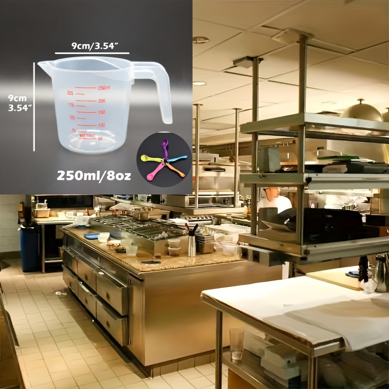 Un juego de vasos y cucharas medidoras de plástico, que incluye cinco cucharas apilables, ideal para mediciones precisas en la cocina y la repostería. Estos vasos medidores cuentan con un boquilla y mango, lo que los convierte en herramientas de cocina esenciales.