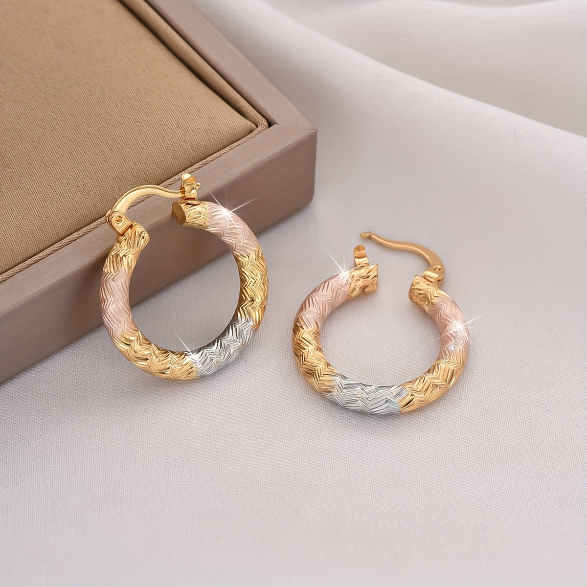 E-shop Modische gedrehte Ohrringe, kupferfarbene, farbenfrohe Creolen, elegante und sexy Damen Alltags-Party-Ohrringe, Schmuck, exquisite, perfektes