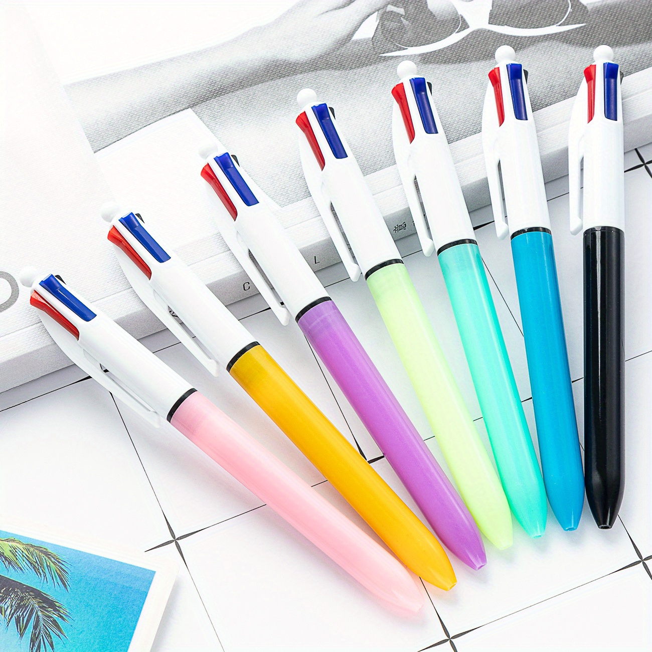 

Lot de 8 stylos à bille multicolores - Stylos en plastique rétractables 4-en-1 à pointe moyenne pour le journaling et le surlignage, adaptés aux personnes de 14 ans et plus - Couleurs aléatoires