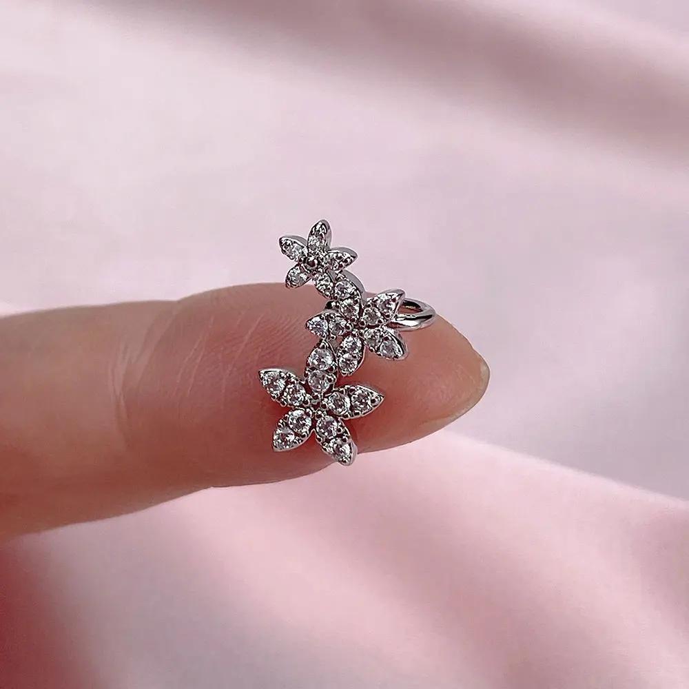 A Stylish And Shiny Zirconia Ear Clip Ear Bag For Women, A New Korean Sweet And Cute Crystal Flower Clip-on Earrings, Perfect For Parties And Jewelry Gifts.