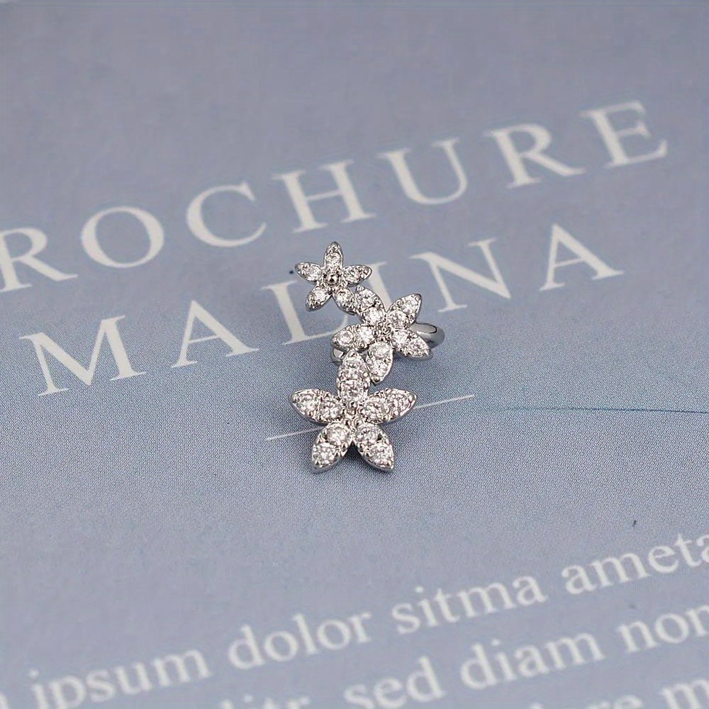 A Stylish And Shiny Zirconia Ear Clip Ear Bag For Women, A New Korean Sweet And Cute Crystal Flower Clip-on Earrings, Perfect For Parties And Jewelry Gifts.