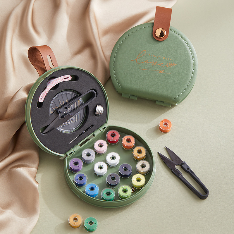 

Kit de couture portable STOBOK avec boîte de rangement de qualité supérieure - Kit de couture et de réparation de voyage avec accessoires portatifs, sac d'urgence manuel en cuir ABS - Abricot et vert