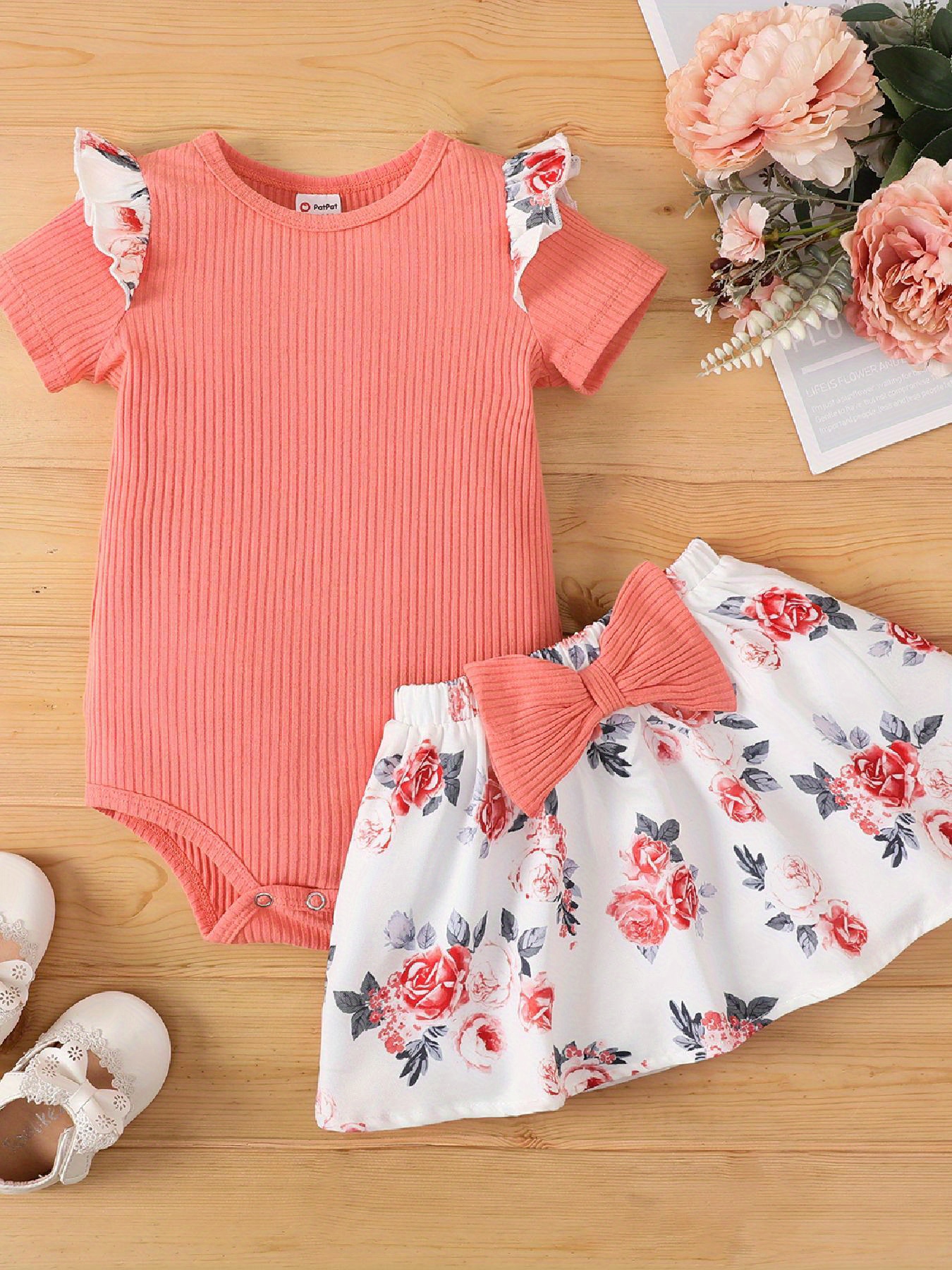 2pcs Baby Girl Letter Print Rib Knit Flutter-sleeve Romper and Bow Front Floral Print Flared Pants Set