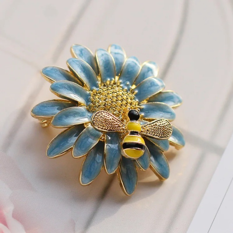 E-shop Vintage Daisy & Bee Brosche – Farbenfrohes Retro-Sonnenblumen-Design mit funkelnden Strasssteinen, goldfarbener Finish, elegantes Modeaccessoire