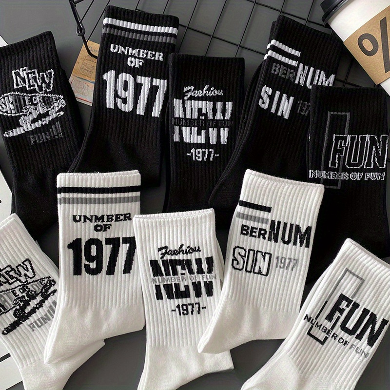 

5 paires de chaussettes mi-hautes pour hommes avec lettres 1977, mélange de confort élégant, chaussettes pour hommes adaptées à décontractée, chaussettes d'étudiant