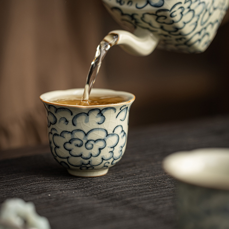 青と白の陶器，ティーポット，お茶を淹れる家族，ティーカップ （白山 