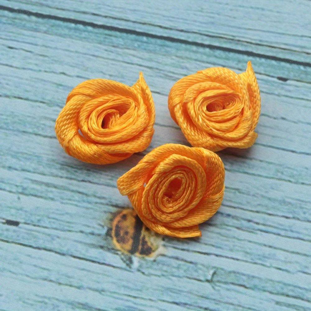 Cindeer 25 Pezzi di Rose in Raso per Decorazioni 25 mm Mini Rose in Tessuto Decorative Teste di Rose Piccole per Artigianato Cucito Applicazioni Floreali Decorazione di Tavoli Matrimoni Coriandoli
