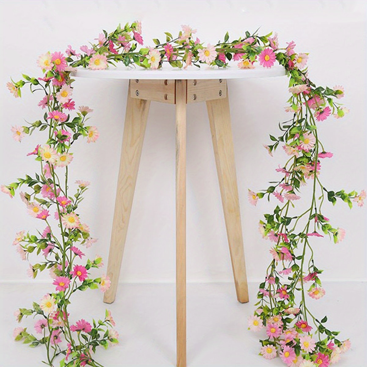 

2pcs Artificial Daisy Garland Decorative 6.56ft Fake Flower Vine Hanging Silk Flower Greenery For Home Garden Outdoor Ceremony Wedding Arch Floral Decor