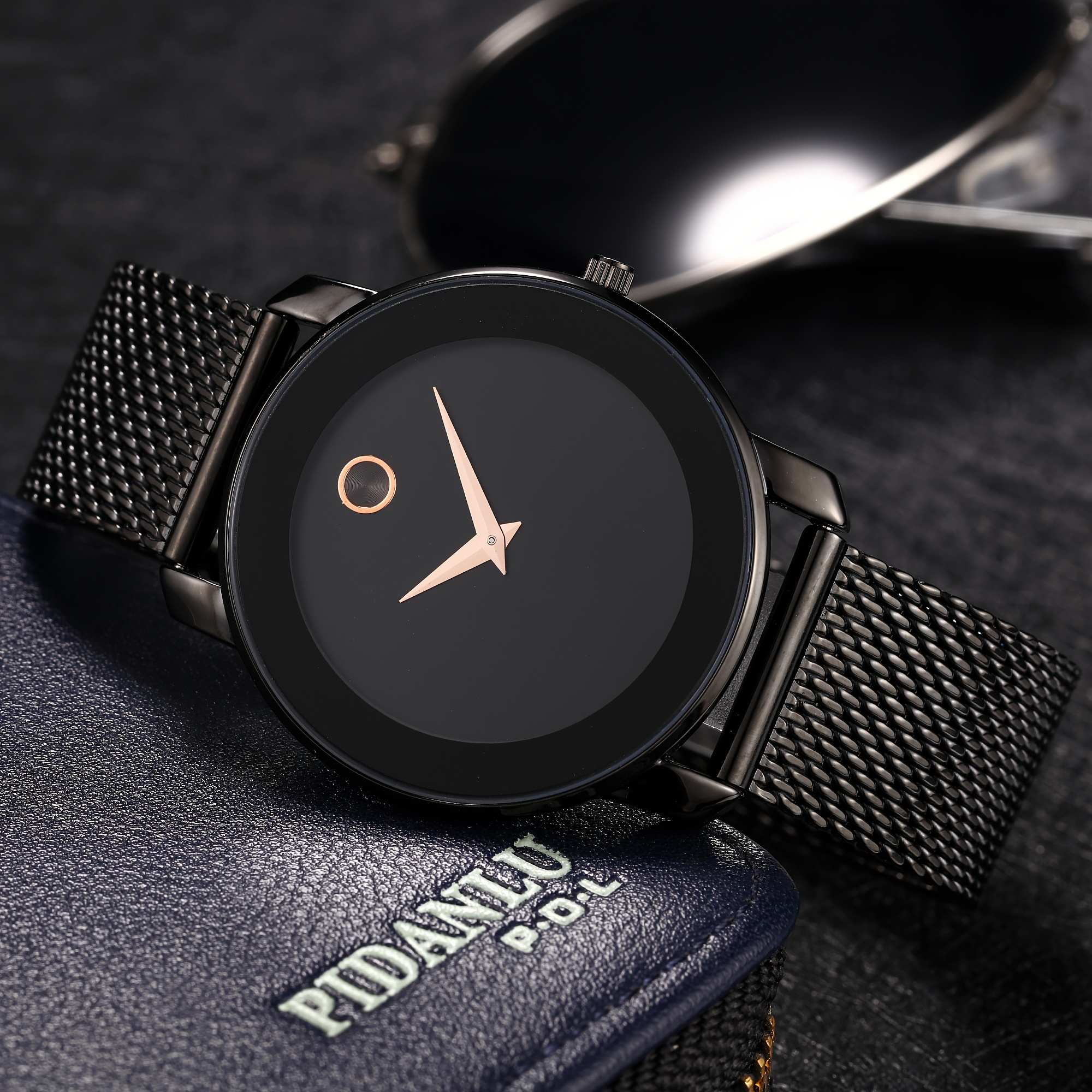 

Elegant Quartz Unisex Watch - Water-resistant, Stainless Steel, Ultra-slim Design, Gift-ready