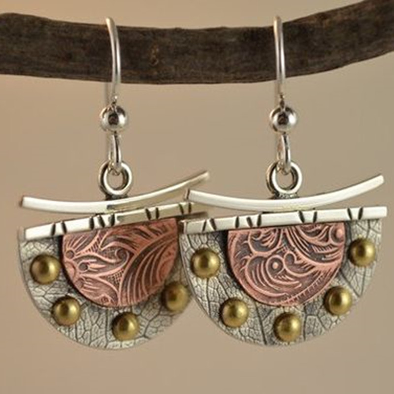 

1pair Stylish Vintage Fan-shaped Metal Earrings With Unique Carving Pattern - Perfect For Adding Personality To Any Outfit