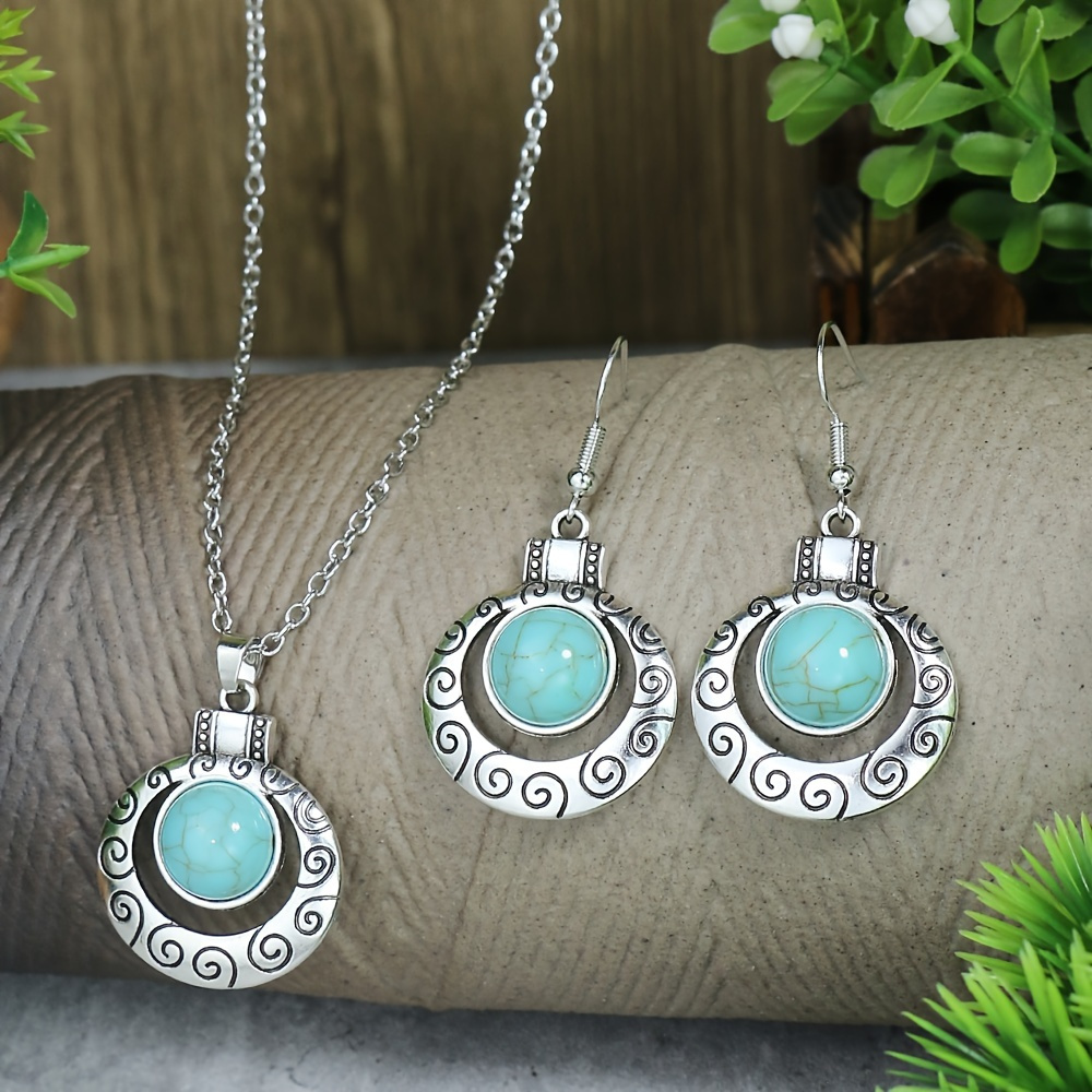 

A Vintage Jewelry Set Consisting Of Of Earrings And 1 Necklace, Featuring A With An Engraved Design And Inlaid Synthetic Turquoise, Suitable For Use Or Parties, For Women.