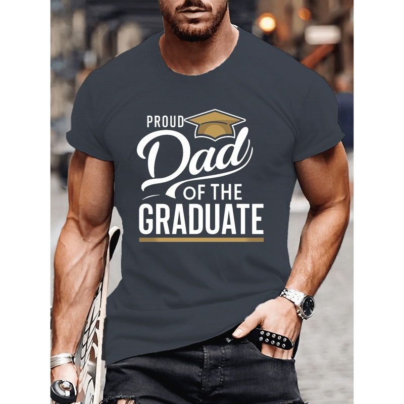 

Proud Dad Of The Graduate Print, Men's Round Neck Short Sleeve T-shirt, Casual Comfy Lightweight Top For Summer, Graduate Celebration T-shirt