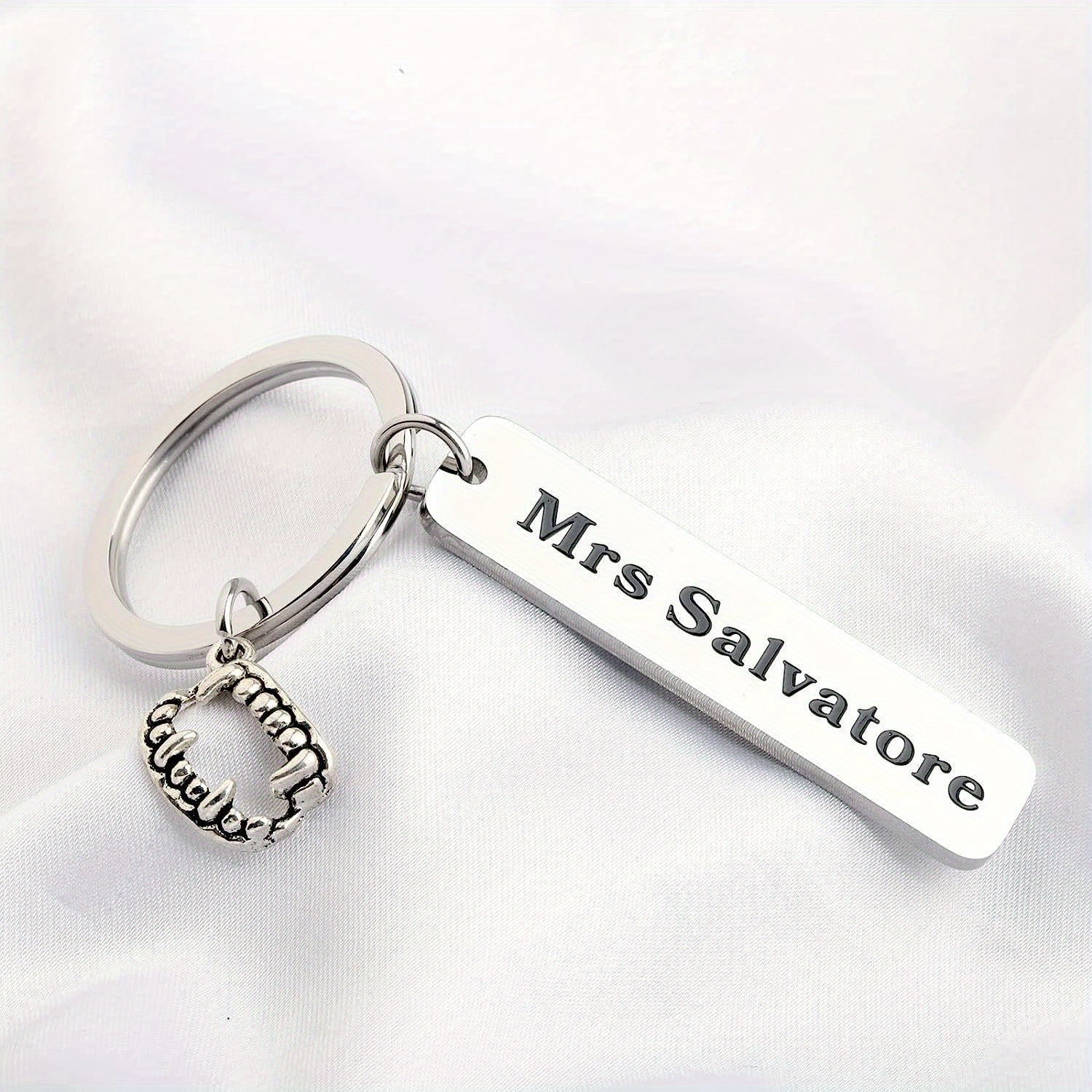 

1pc Steel Keychain Mrs. Engraving And , Keyring For Halloween