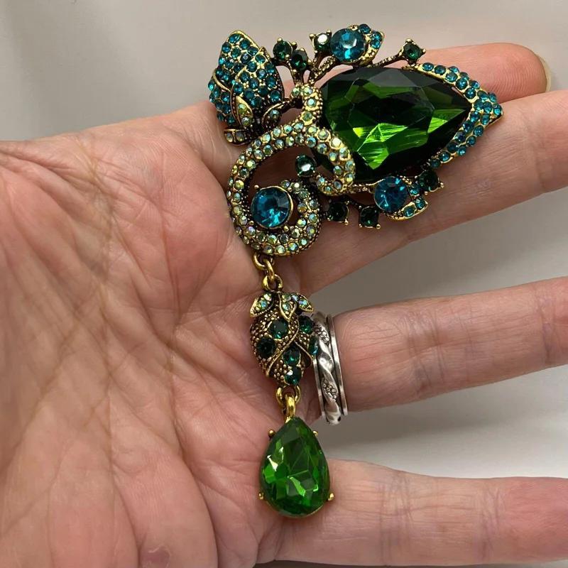 

Luxurious Vintage-inspired Green Crystal Brooch, Exaggerated Retro Design With Rhinestone Accents, Fashionable Unisex Corsage Accessory