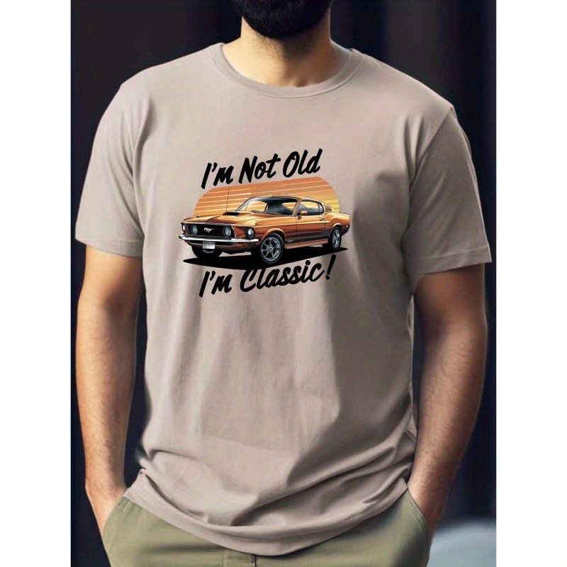 

T-shirt d'été imprimé "I'M NOT OLD I'M CLASSIC" avec un graphisme rétro de voiture Mustang pour homme, style décontracté tendance, col rond, manches courtes, idéal pour les activités de plein air.