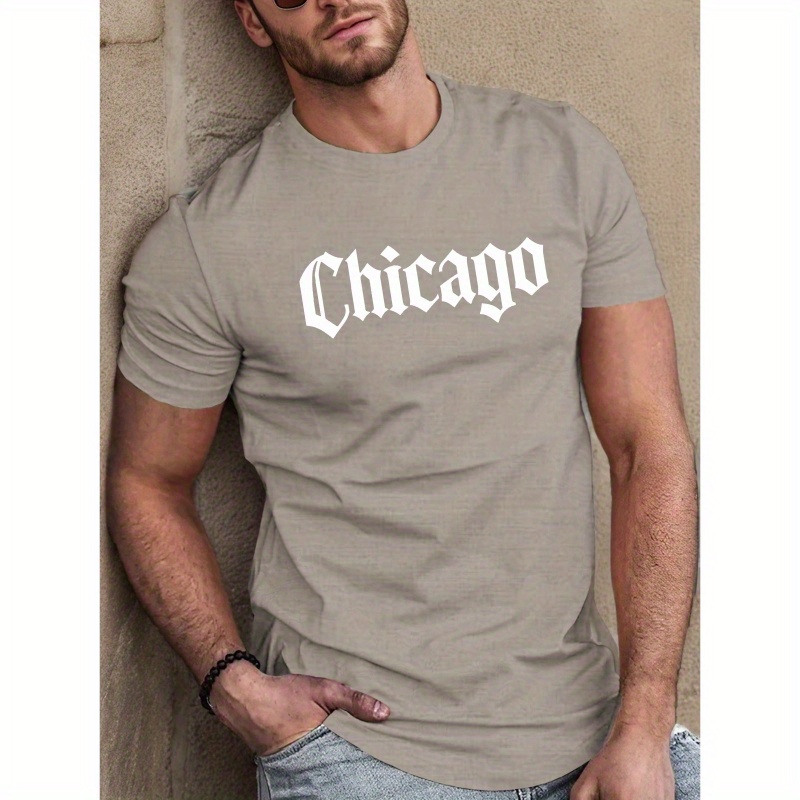 

Simple Chicago Letters Print Men's T-shirt, Casual Short Sleeve Crew Neck Top, Comfy Summer Clothing For Outdoor Fitness & Daily Wear