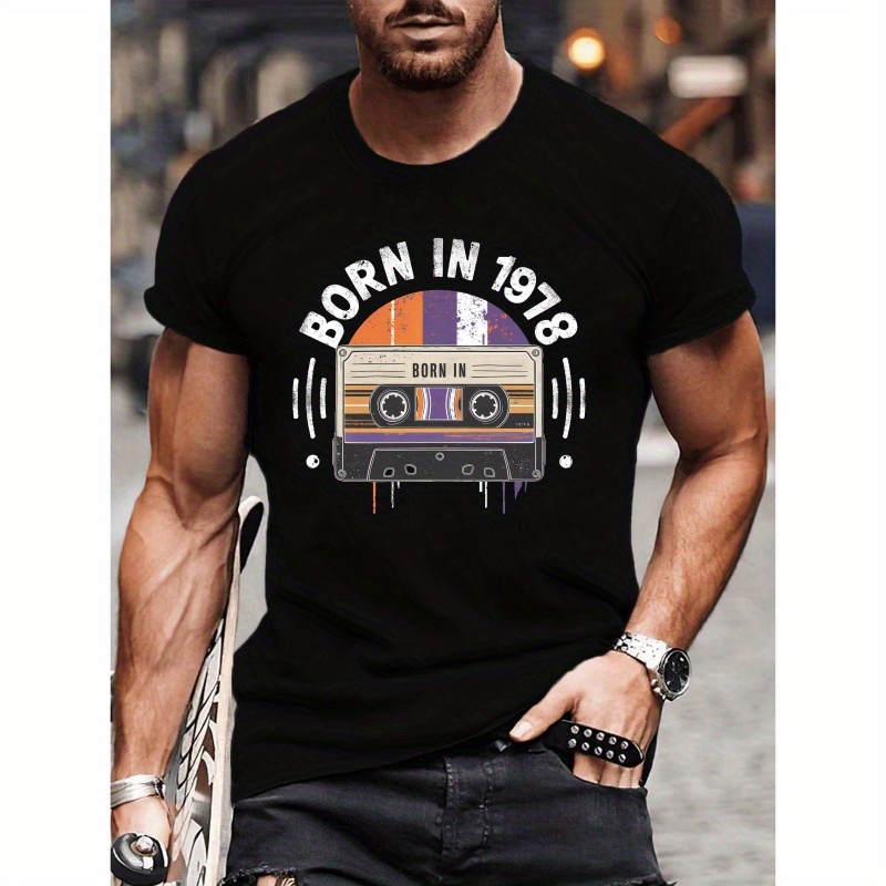 

Born In 1978 Retro Cartoon Cassette Graphic Printed T-shirt For Men, Comfortable Round Neck Casual Short Sleeve T-shirt For Daily Wear