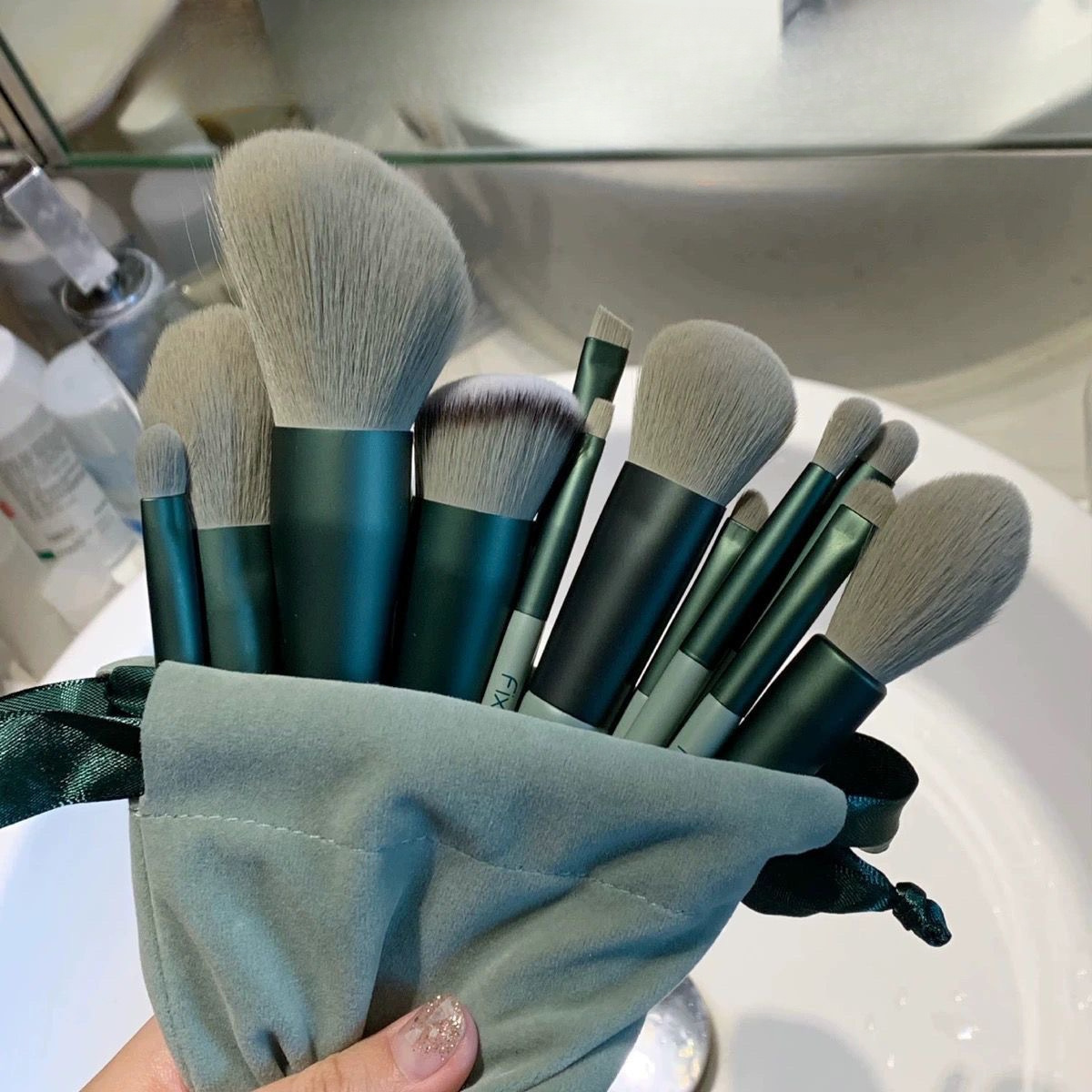 

expert Craftsmanship" 13-piece Professional Makeup Brush Set - Premium Kabuki Foundation & Multi-use Brushes For Flawless Blending, Concealing & Eyeshadow Application - Ideal For Beginners To Pros