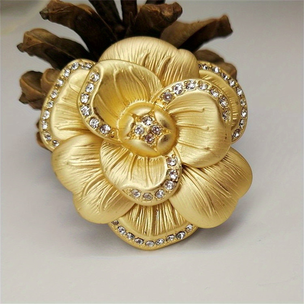 

Luxurious Vintage Style Golden Camellia Flower Brooch With Rhinestone, Elegant Ladies Dress Suit Pin, Corsage Accessory For Banquet Decoration