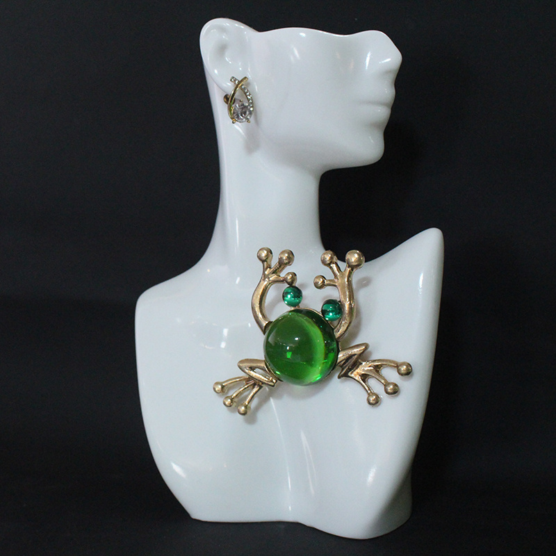 elegant and luxurious frog brooch with water drill details   a unique accessory details 1