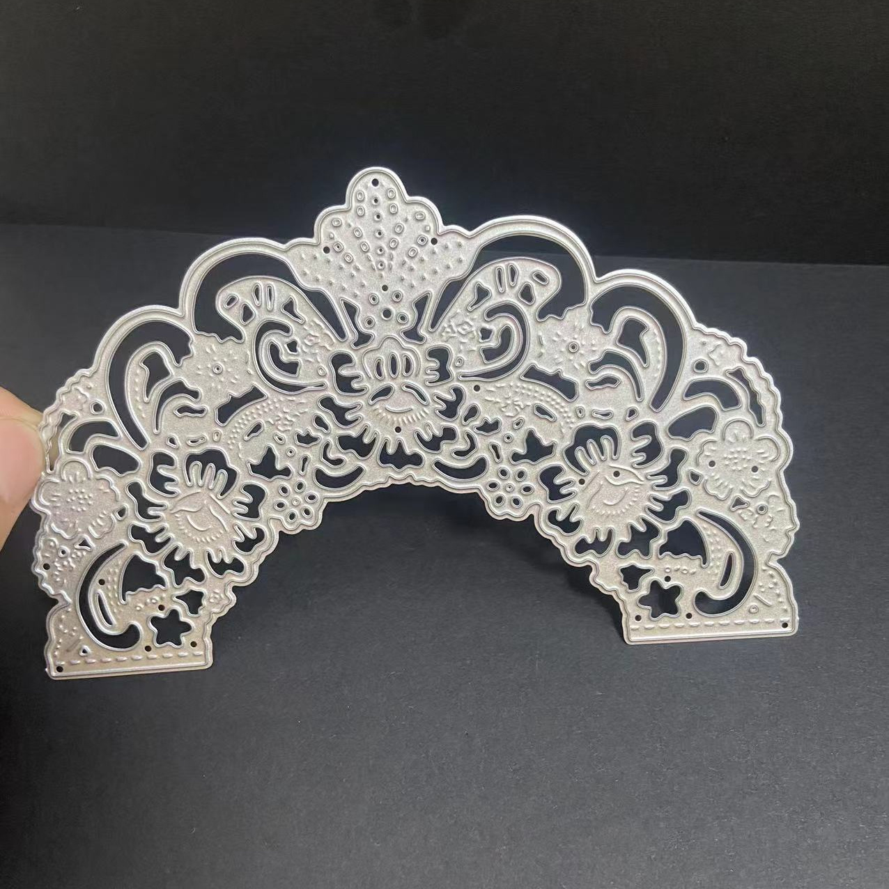 Acquista Fustelle Con Bordo In Pizzo Floreale Stencil In Metallo - Foto 4