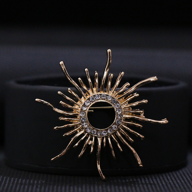 

Elegant Vintage Baroque Sun Brooch Pin With Sparkling Rhinestones - Fashion Accessory For Coats And Suits