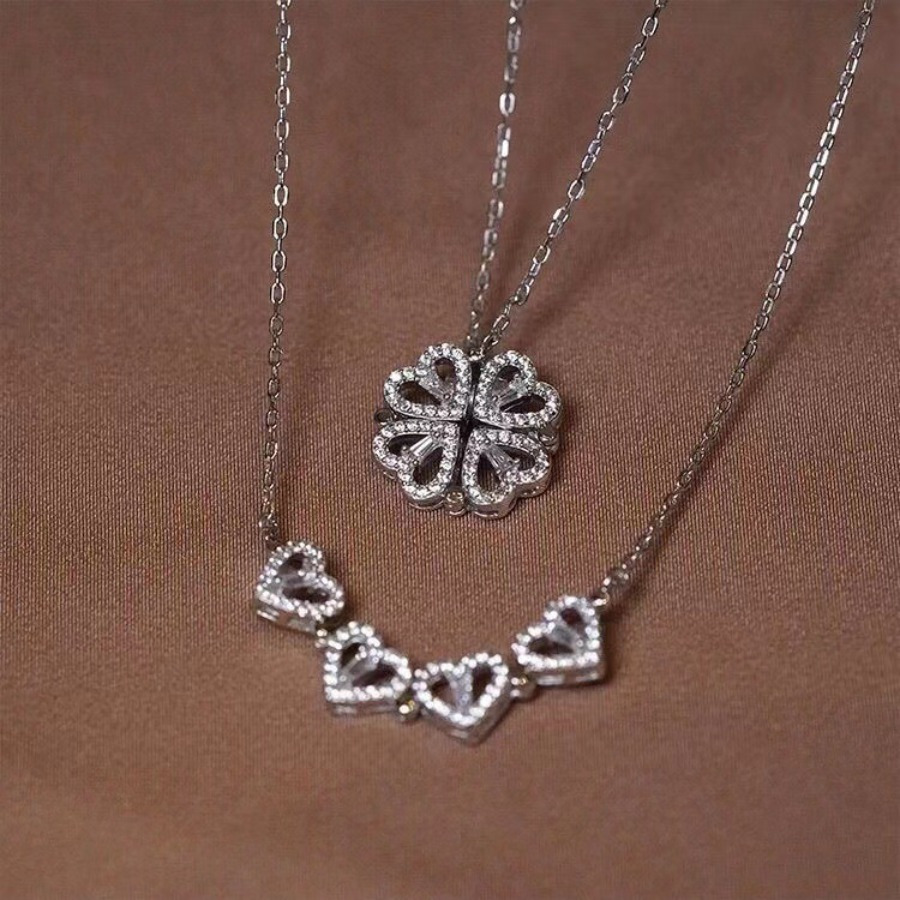 

A Fashionable Necklace With A Clover Pendant That Can Be Opened And Closed In 3 Different Colors For Women.