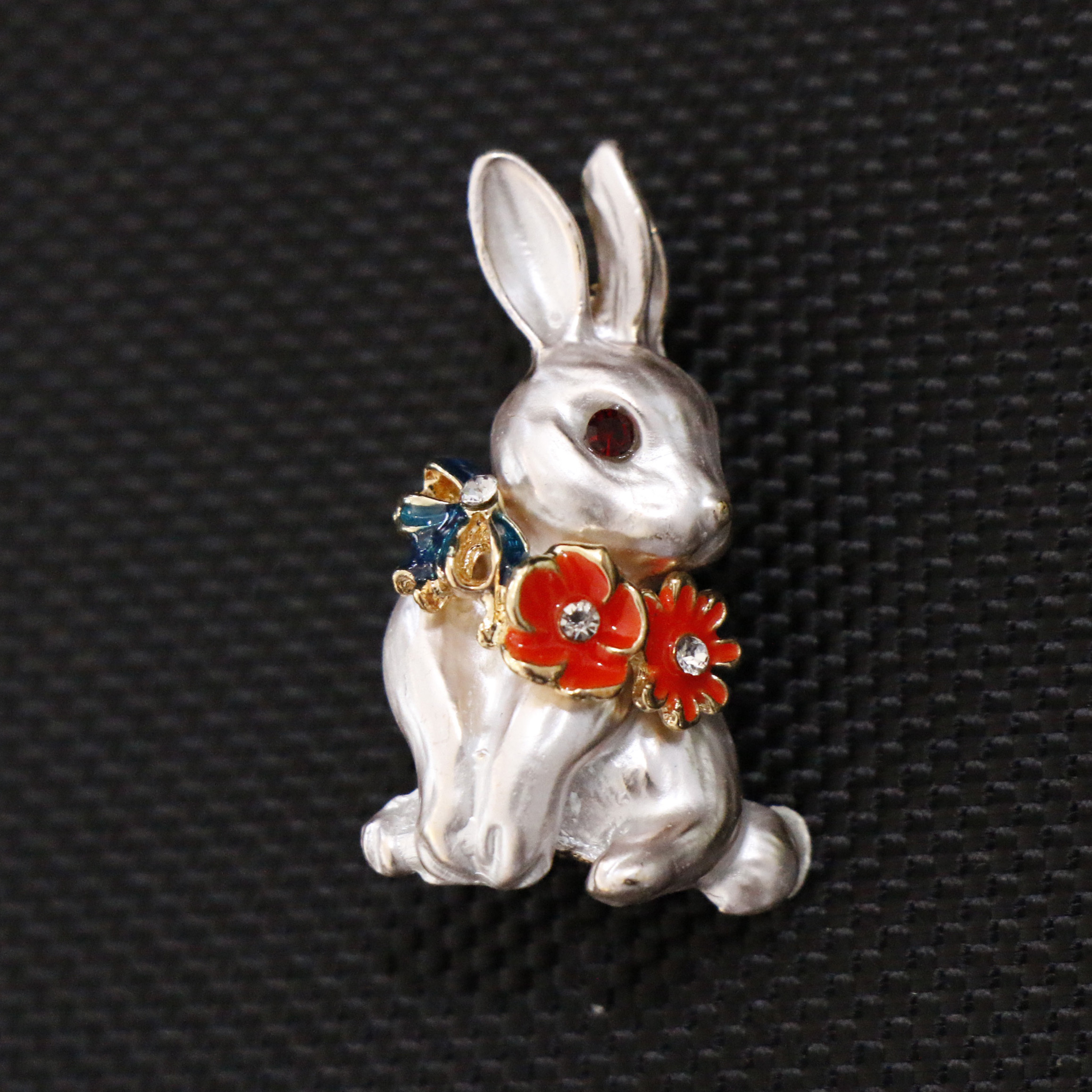 Fashionable Rhinestone Rabbit Brooch Pin, Elegant Temperament Accessory for Collars and Suits