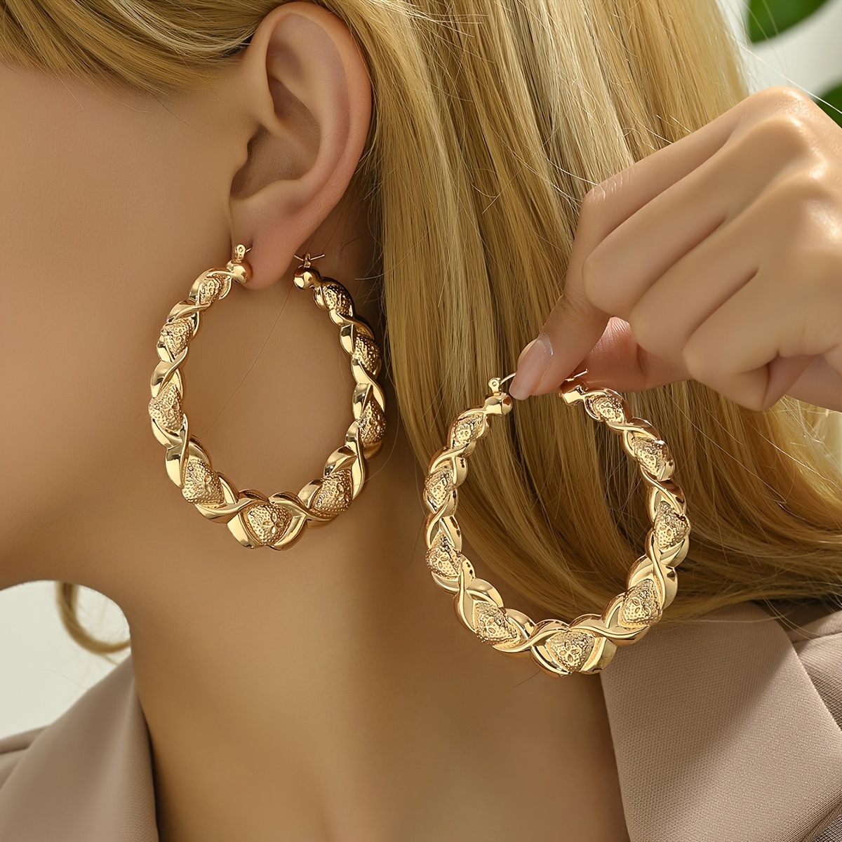 

1 Pair Retro Large Hoop Earrings, Exquisite Smooth Embossed Carved Pattern Aesthetic Drop Earrings For Girls