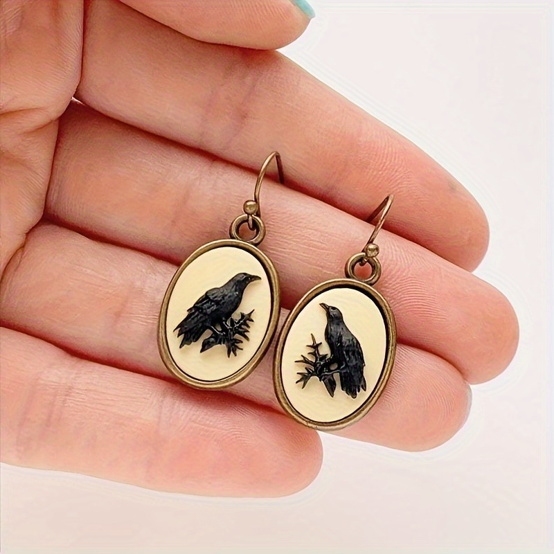 

1 Pair Of Oval Black Crow Pattern Pendant Earrings Retro Gothic Style Golden Jewelry Creative Gift Suitable For Women Girls Daily Leisure