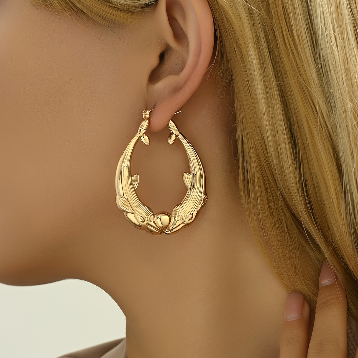 

1 Pair Dolphin Hoop Earrings - Ocean-inspired Design - Elegant Jewelry For Special Occasions