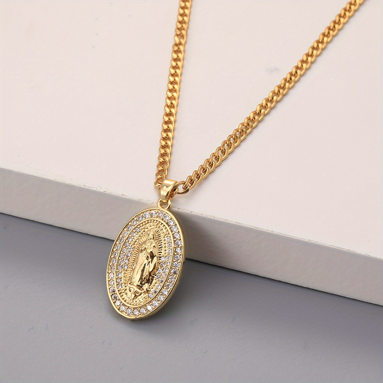 TEMU 1pc Collier Doré Tendance pour Homme avec Pendentif Maria Incrusté de Synthétique, Collier avec Pendentif