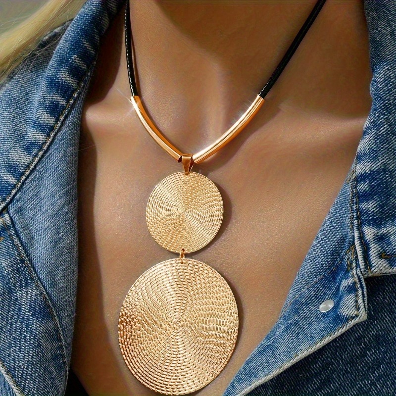 

1pc Trendy Collarbone Chain With Metal Pendant, Regular Spiral Texture Double Round Disc Pendant Necklace