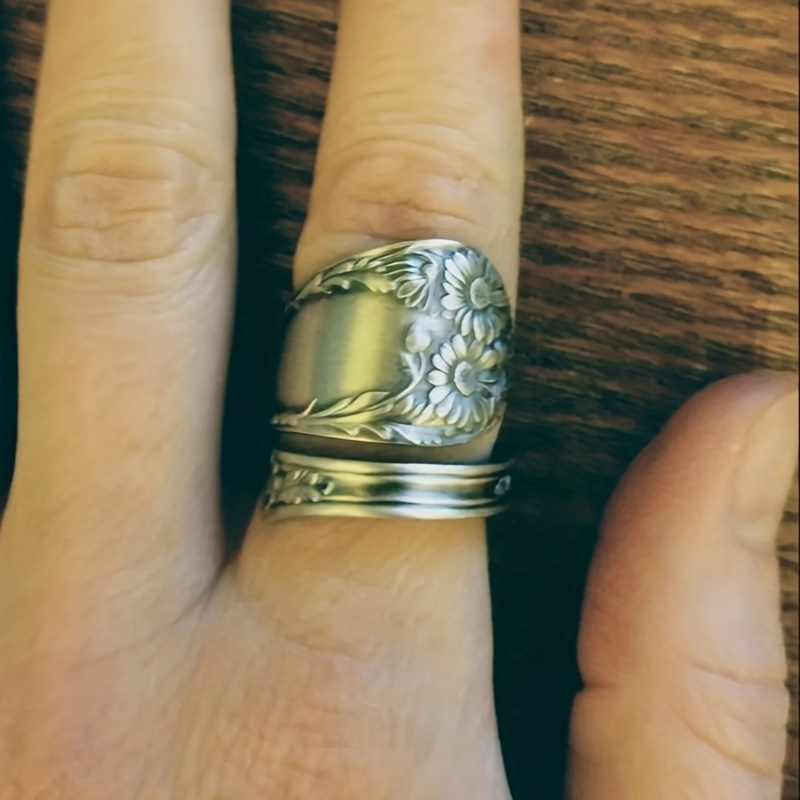 

A Vintage Spoon Ring Plated With Silvery And Adorned With Vintage Floral Patterns, Suitable For Both Men And Women To Pair With Daily Outfits Or Party Decorations.