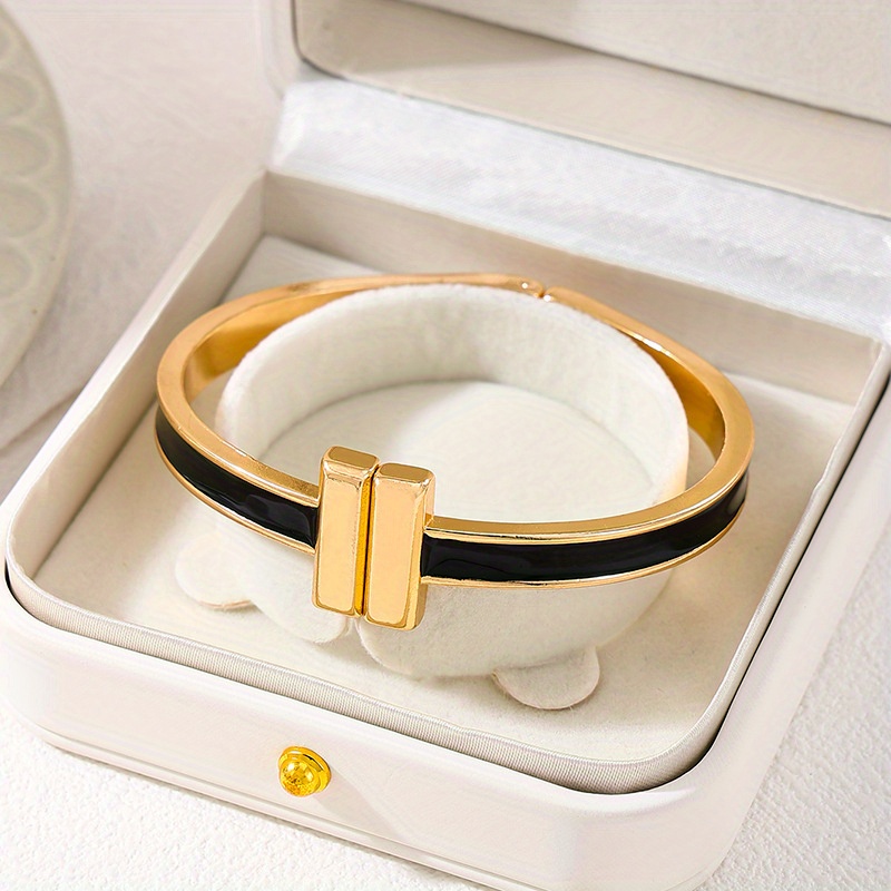 

Elegant Simplicity -plated Alloy Bangle With Spring Clasp - Chic Minimalist Style Women's Bracelet For Everyday Wear And Gift-giving, Sexy Simple Design, Versatile For All Seasons