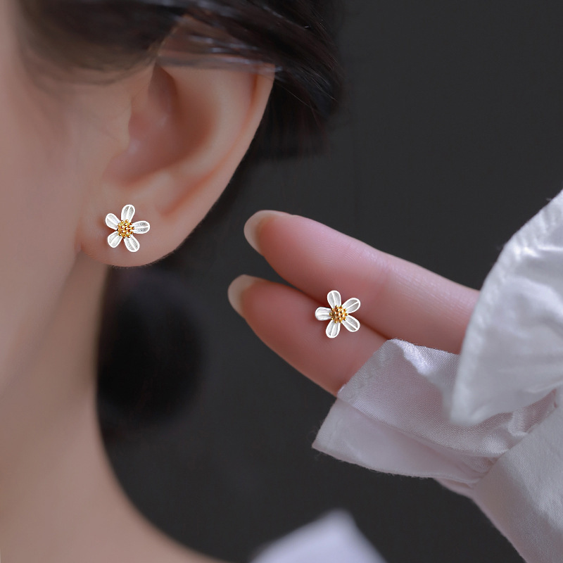 

2024 New Flowers Ear Ladies Trend Simple Design Small Daisy Earrings Earrings Fashion With Daily