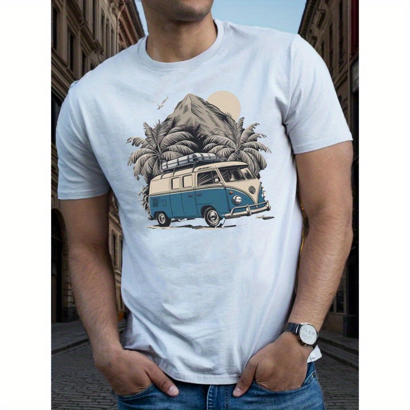

T-shirt d'été créatif pour homme avec imprimé bus de voyage, arbre et montagne, haut décontracté à manches courtes et col rond, vêtement polyvalent et confortable pour homme à porter au quotidien.