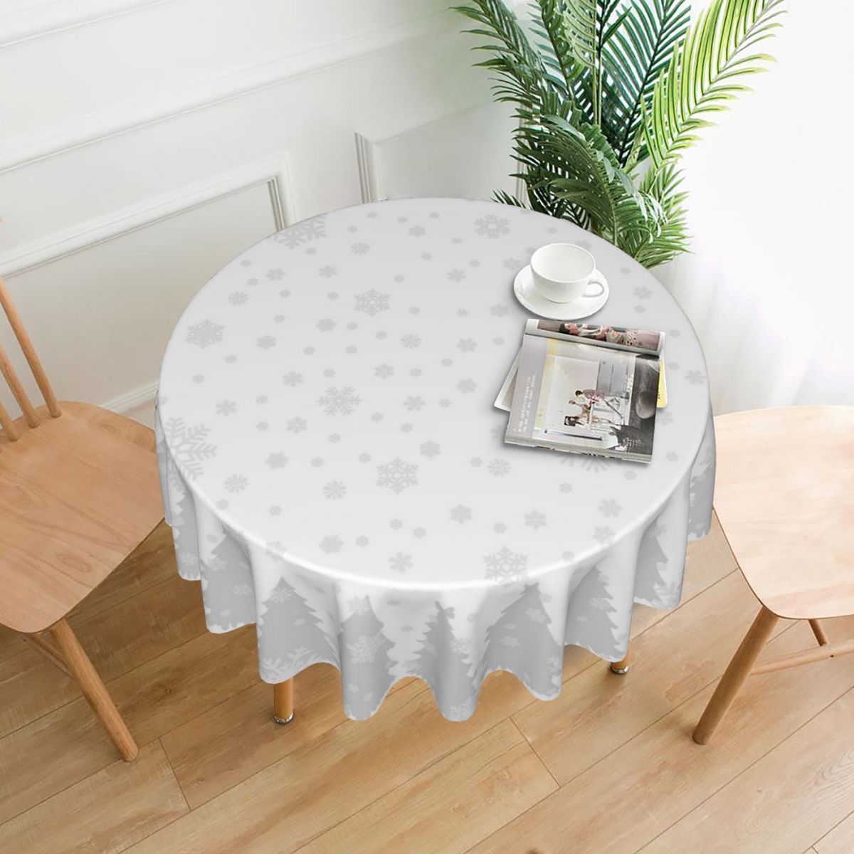 

Nappe de Noël ronde avec flocons de neige argentés, 100% polyester tissé à la machine, Décoration de table durable et résistante aux taches pour la maison, la salle à manger, la restauration