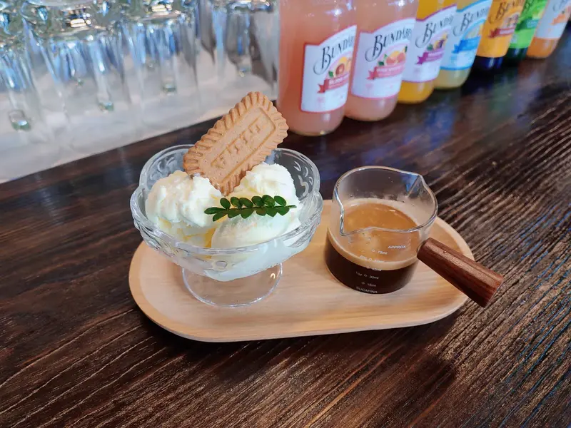 yogʻoch oval likopcha toʻplami, mevalar, pishloq, tortlar, non, choy, qahva va nonushta uchun koʻp maqsadli yogʻoch likopchalar, akasiya yogʻochidan xizmat qilish plitalari, tafsilotlar 2